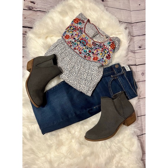 Kensie "Gerona" Women's Preforated Ankle Booties, Dark Gray w Small Heel, Sz 6.5 - Picture 8 of 16